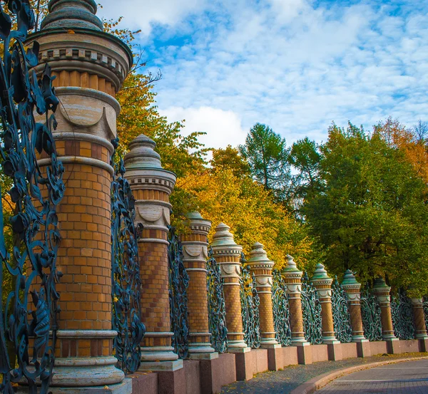 Dekorativní sloupce fense v Petrohradu — Stock fotografie