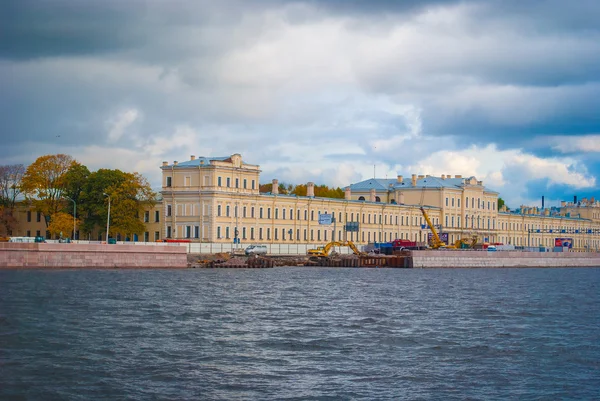 Construcción en la costa del río Neva en San Petersburgo —  Fotos de Stock