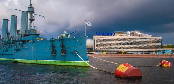 Крейсер "Аврора" и отель "Санкт-Петербург" — стоковое фото