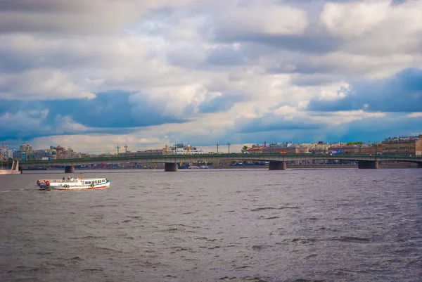 Río Neva en San Petersburgo —  Fotos de Stock