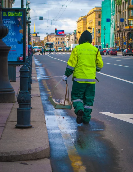 Limpador da rua em São Petersburgo — Fotografia de Stock