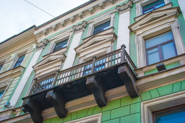 Balkon auf dem grünen Gebäude — Stockfoto