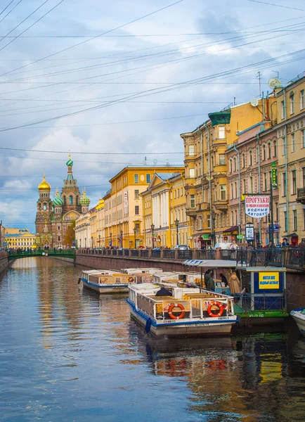 Puente sobre el canal Griboyedov — Foto de Stock