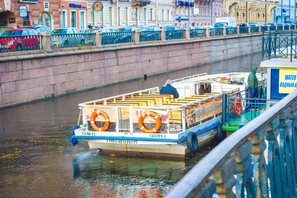 Boat over the Griboyedov channel — Stock Photo, Image