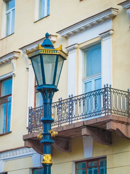 Poste de la lámpara en frente del balcón —  Fotos de Stock