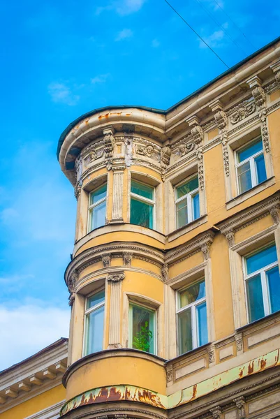 Ontworpen windows van het gebouw in Sint-petersburg — Stockfoto