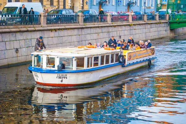 Tourist boat on the Griboedov channel — Stock Photo, Image