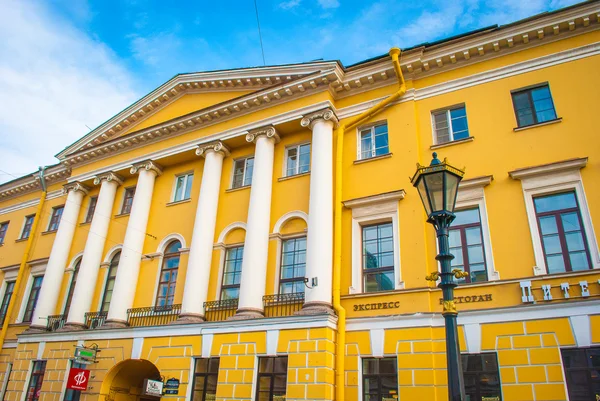 Byggnad i baroco stil med kolumner i Sankt petersburg — Stockfoto