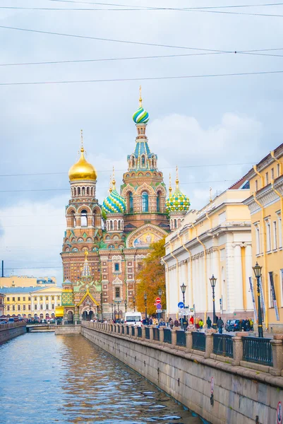 Cathedral of the Savior on Spilled Blood and Griboedov channel — Stock Photo, Image