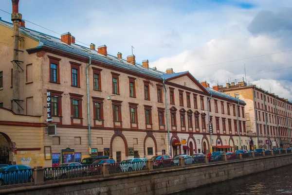 Kıyıya saint Petersburg'daki bina — Stok fotoğraf