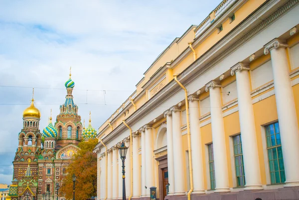 Κίτρινο κτίριο με στήλες στην Αγία Πετρούπολη — Φωτογραφία Αρχείου