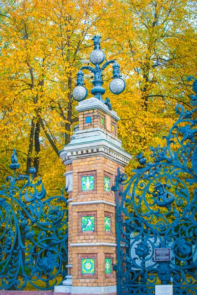 Entrance to the park of Saint Petersburg — Stock Photo, Image