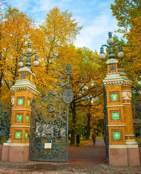 Είσοδο στο πάρκο της Αγίας Πετρούπολης — Φωτογραφία Αρχείου