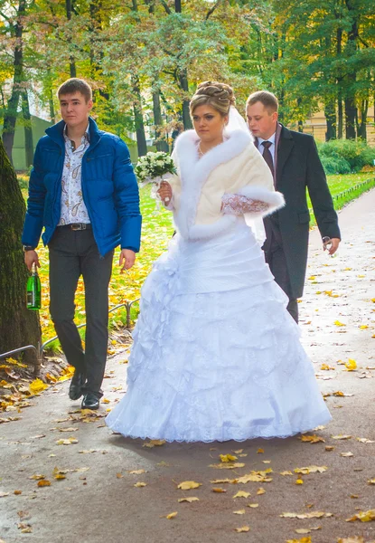 Brud i bröllopsklänningen — Stockfoto