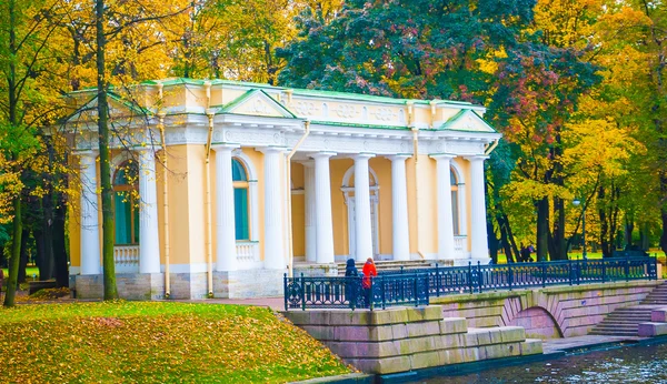 Building on the bank of the river — Stock Photo, Image