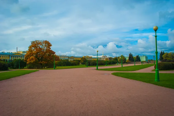 Прогулочный сад в Санкт-Петербурге — стоковое фото