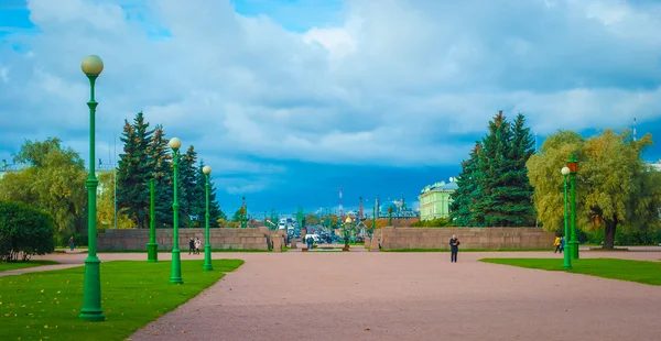 Zwiedzanie ogrodu w Sankt Petersburgu — Zdjęcie stockowe