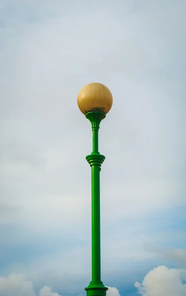 Pólo da lâmpada em frente ao céu — Fotografia de Stock