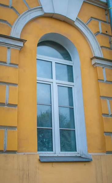 在俄罗斯大厦的窗口 — 图库照片