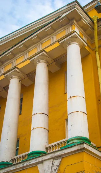 Kolumne auf dem Gebäude in Sankt Petersburg, Russland — Stockfoto