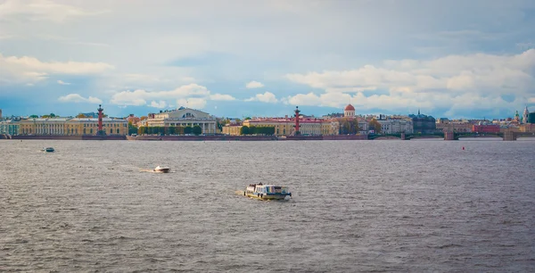 Панорамный вид на реку Неву в Санкт-Петербурге — стоковое фото