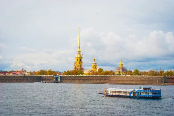 Boat, Neva river and the Peter and Paul Fortress, Saint Petersbu — Stock Photo, Image