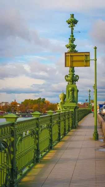 Laternenmast auf der Brücke in Saint petersburg, Russland — Stockfoto