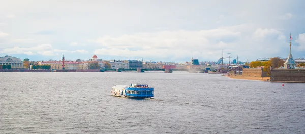 Panoramisch uitzicht op de rivier de neva in Sint-petersburg — Stockfoto