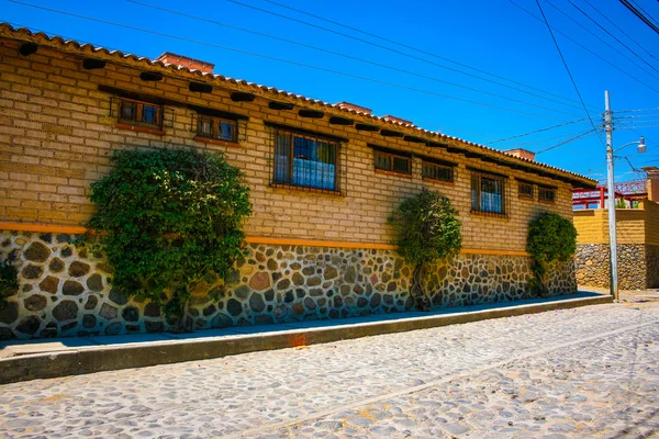 Casa bajo el cielo azul en México —  Fotos de Stock