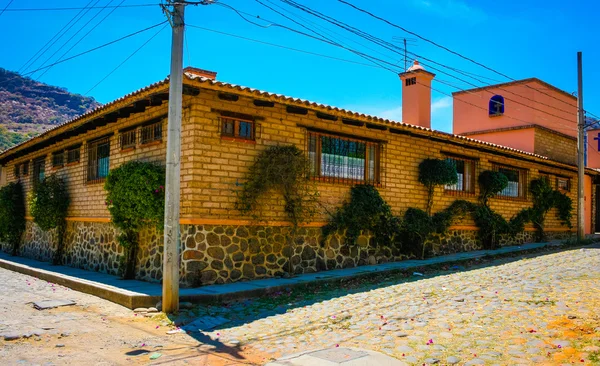 Casa bajo el cielo azul en México — Foto de Stock