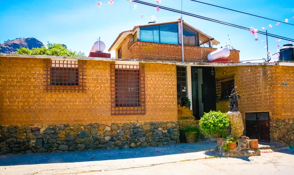 Houses under the blue sky in Mexico — Stock Photo, Image