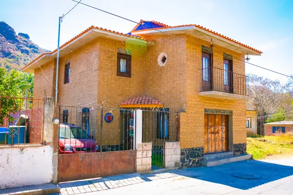 Casas bajo el cielo azul en México —  Fotos de Stock