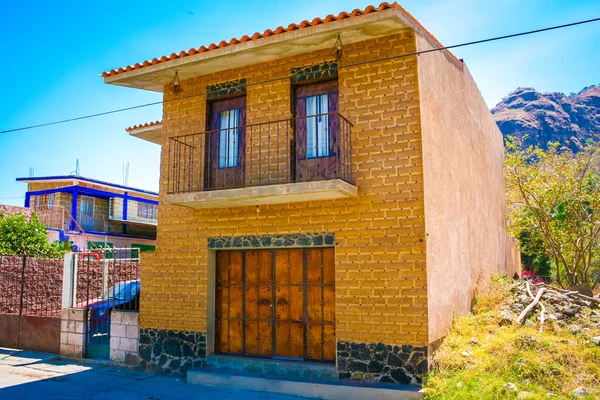 Edificio de ladrillos naranjas en México —  Fotos de Stock