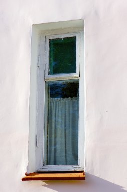 beyaz duvar üstünde pencere