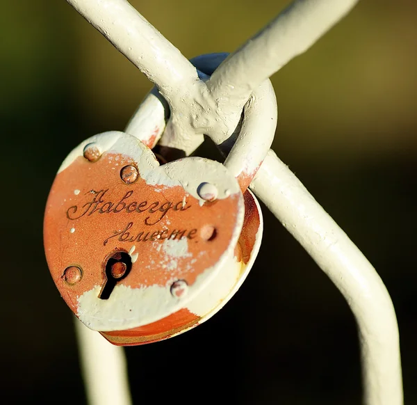 Serrure de mariage avec l'inscription en russe - Pour toujours ensemble — Photo