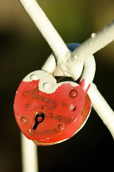 Red wedding lock with the inscription in Russian — Stock Photo, Image