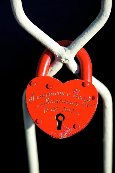 Red wedding lock with the inscription in Russian — Stock Photo, Image