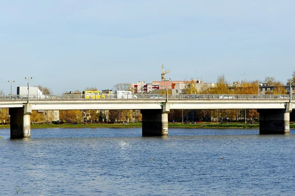 Мост через озеро в России — стоковое фото