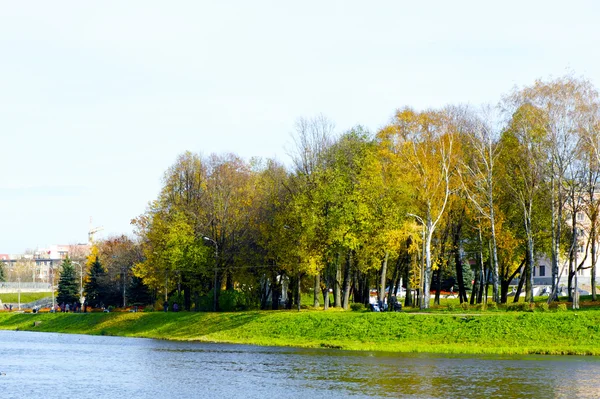 Panoramisch uitzicht van het stadje op het meer — Stockfoto