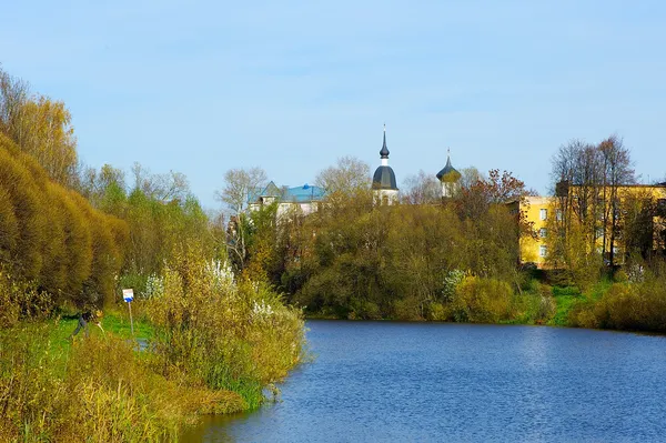 Widok małego miasta nad jeziorem — Zdjęcie stockowe