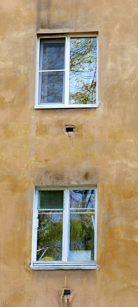 Windows sovietic dom w małym miasteczku w Rosji — Zdjęcie stockowe