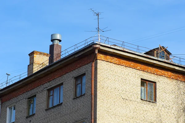 Casa soviética frente al cielo — Foto de Stock