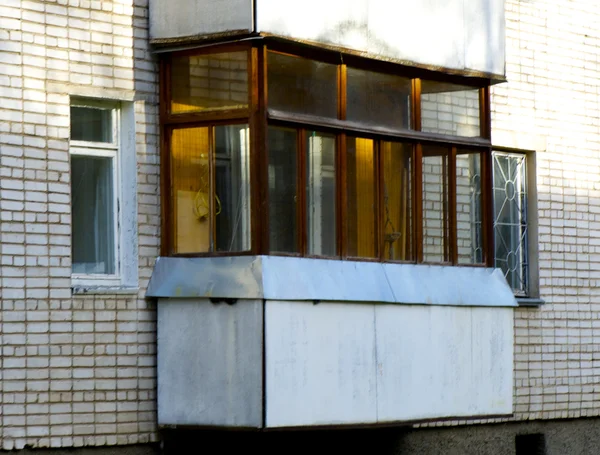 Балкон на Советском доме в маленьком городке в России — стоковое фото