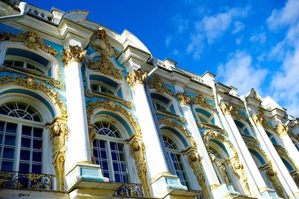 Fenêtres et colonnes de Catherine Palace, Pouchkine, Saint-Pétersbourg, Russie — Photo