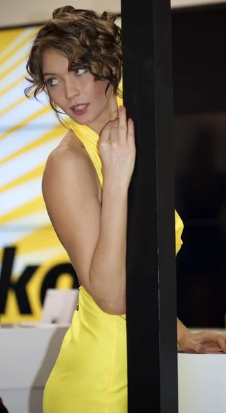 노란 드레스에서 소녀 포즈 — 스톡 사진