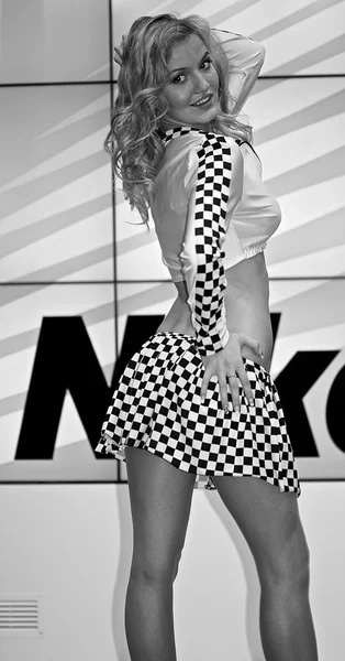 Modelo loiro posa no stand NIkon — Fotografia de Stock