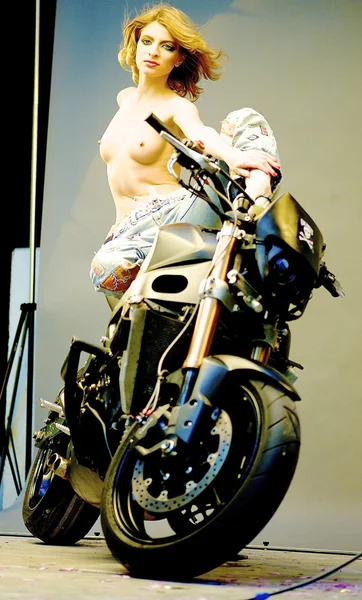 Yarı çıplak kız pozlar motosiklet yakın: — Stok fotoğraf