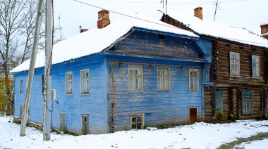 Rusya'nın kışın mavi eski ev