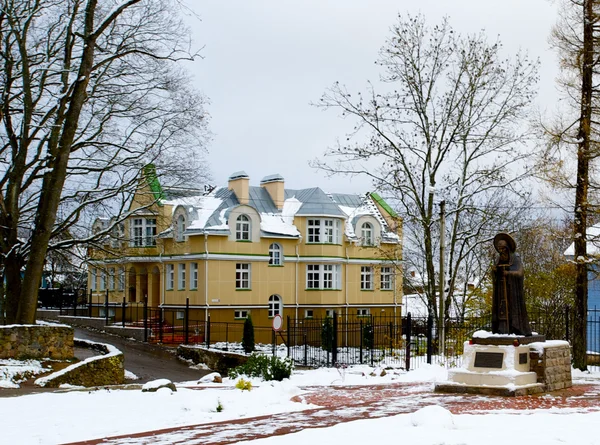 Dům a památník v zimě v Rusku — Stock fotografie