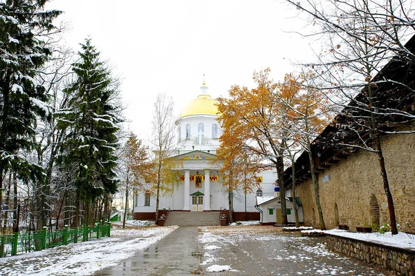 Дорога в снігу до православної церкви — стокове фото